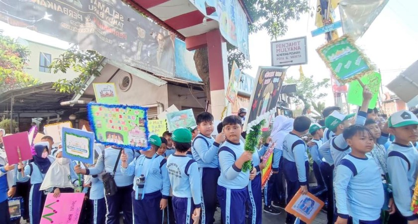 Gebyar Muharram 1445H: Siswa dan Guru MI Mazroatul Ulum Bersholawat dalam Pawai Muharram